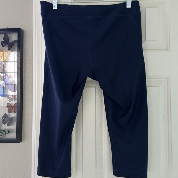 Under Armour Capri Compression Heat Gear Leggings - Picture 3 of 5